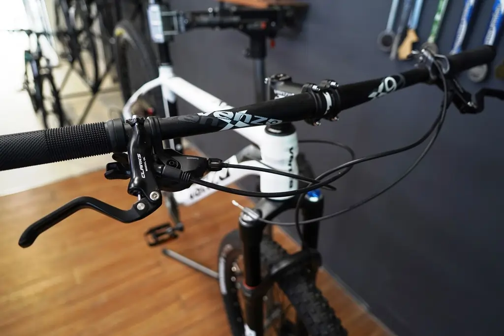 Venzo ATIX: Rendimiento y Precisión para Desafíos Exigentes 11 Vista delantera horquilla y frenos hidráulicos - VENZO Atix