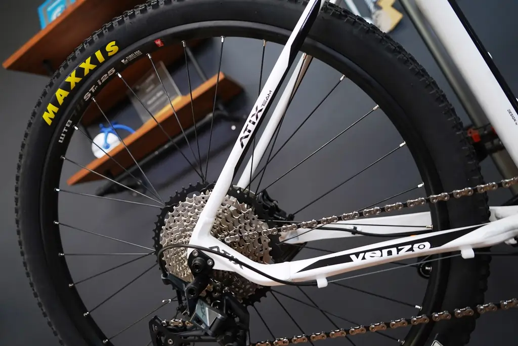 Venzo ATIX: Rendimiento y Precisión para Desafíos Exigentes 10 Vista Posterior cubierta y transmisión VENZO Atix